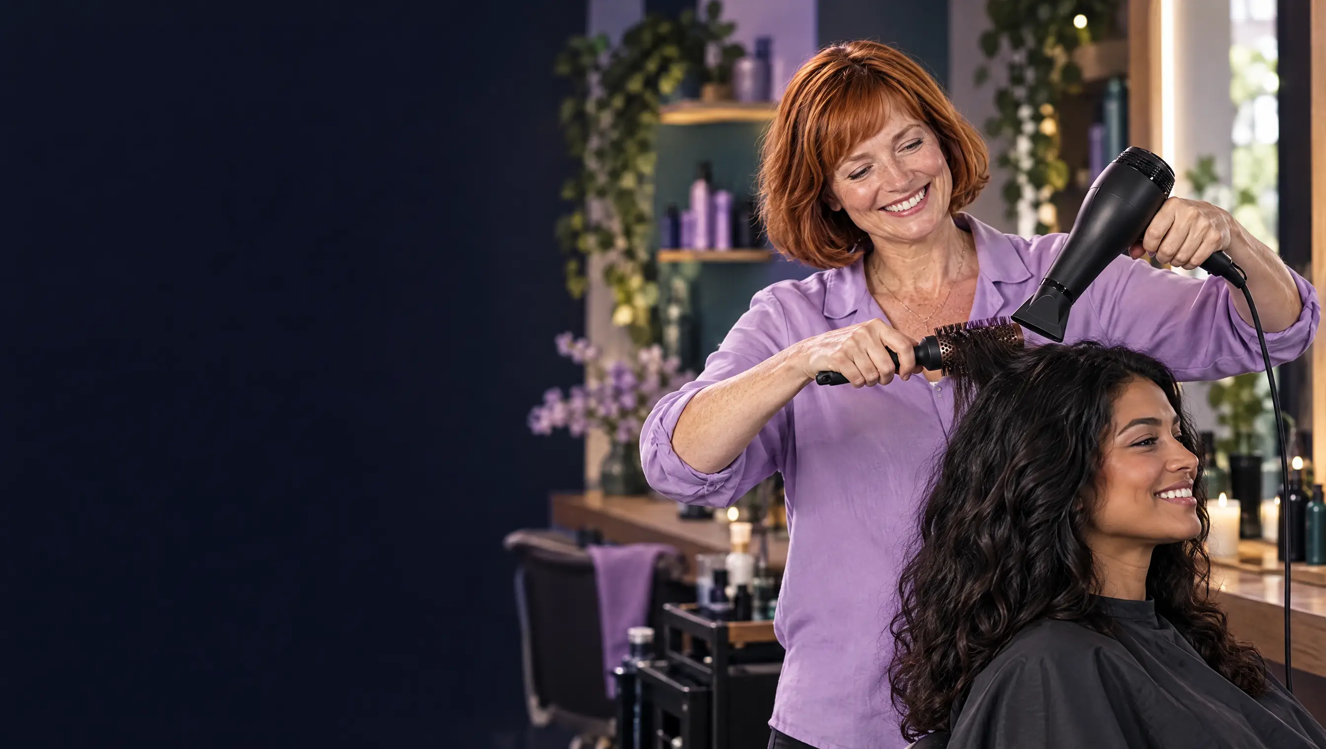 Eine Friseurin stylt die Haare ihrer Kundin im eigenen Salon.