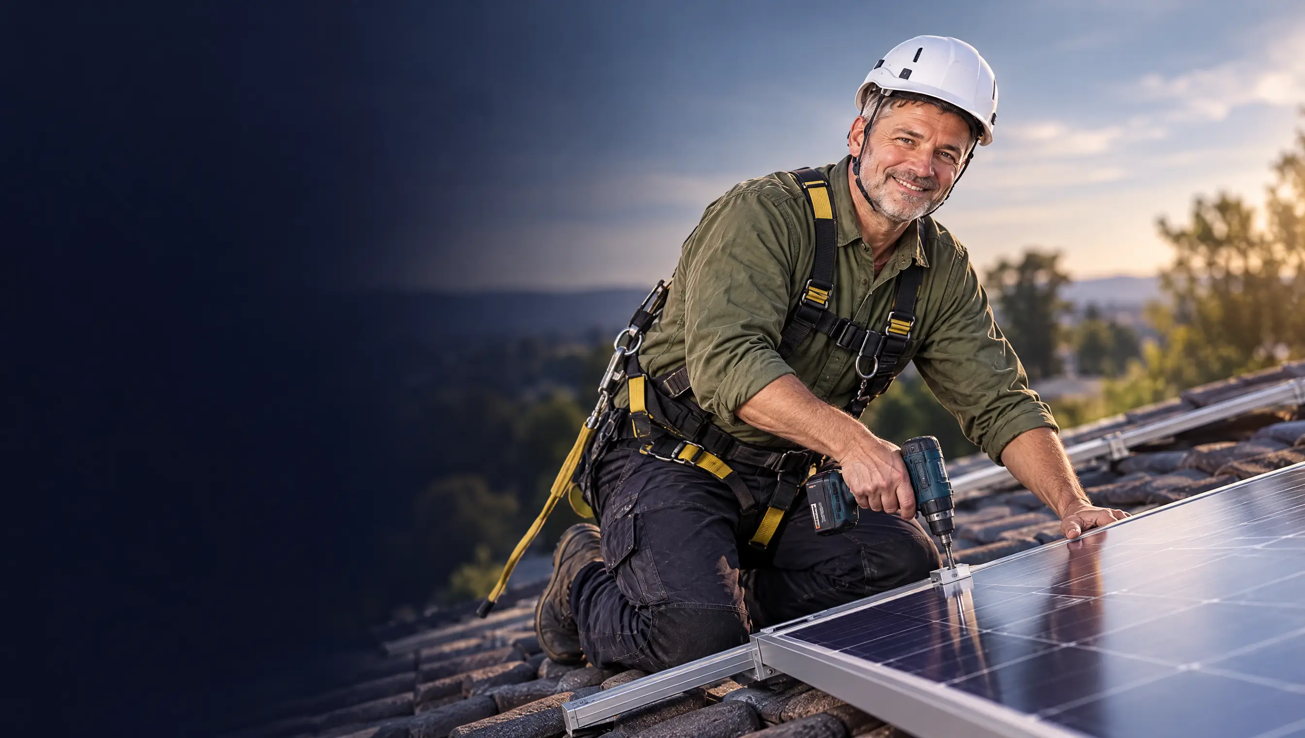 Ein selbstständiger Handwerker montiert Solarpanels auf einem Dach.